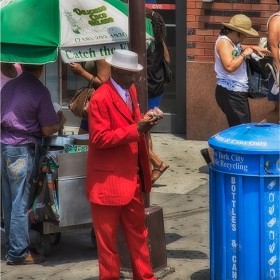 По улиците на New York - червеното в Harlem впечатлява...