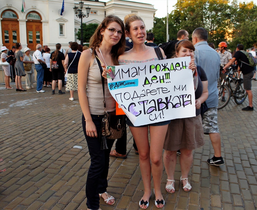 Моменти от протеста-молба за подарък