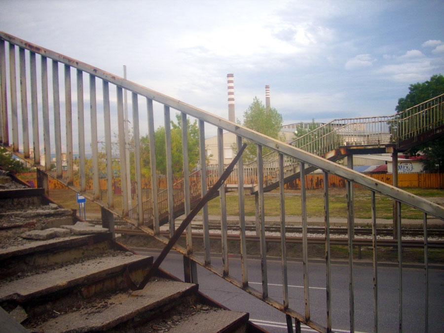 Състоянието на надлеза до бившия завод 