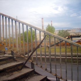 Състоянието на надлеза до бившия завод 