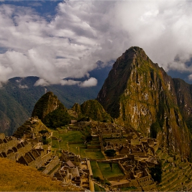 Photo by Илийчо Machu Picchu in Peru - руините на Мачу Пикчу и извисилия се над тях mt. Huyana Picchu 2720 m.