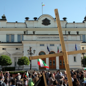 Новите протести - Кръст, знаме, парламент