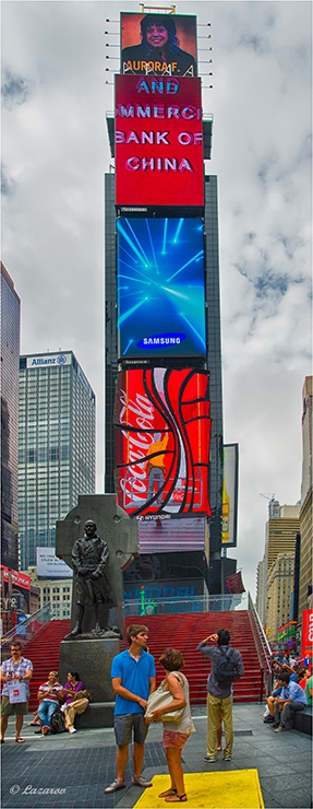 Father Duffy Square (северният ъгъл на Times Square) и статуята на Father Francis Patrick Duffy, по чийто живот в Hollywood се създава филма The Fighting 69th
