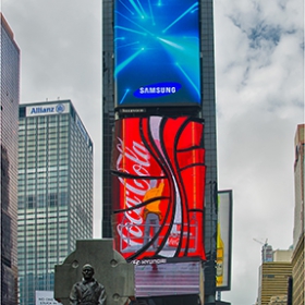 Father Duffy Square (северният ъгъл на Times Square) и статуята на Father Francis Patrick Duffy, по чийто живот в Hollywood се създава филма The Fighting 69th