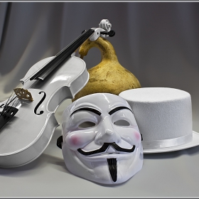 Соната за цигулка, кратуна, маска и цилиндър... :)