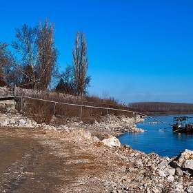 По мостчето, по мостчето и право на корабчето