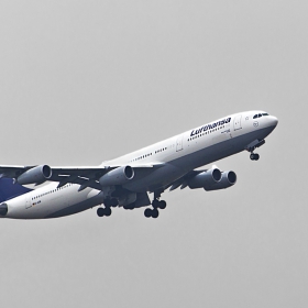 Airbus A340-300 излита от летище Франкурт на Мйн