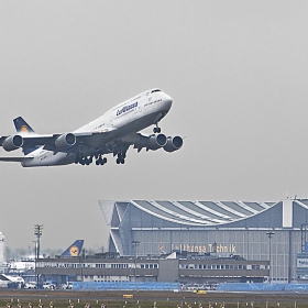 Boeing 747-8i излита от летище  Франкфурт на Майн