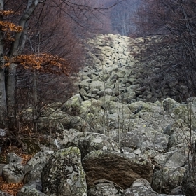 Каменната река
