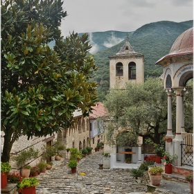 В двора на Серски манастир - 3