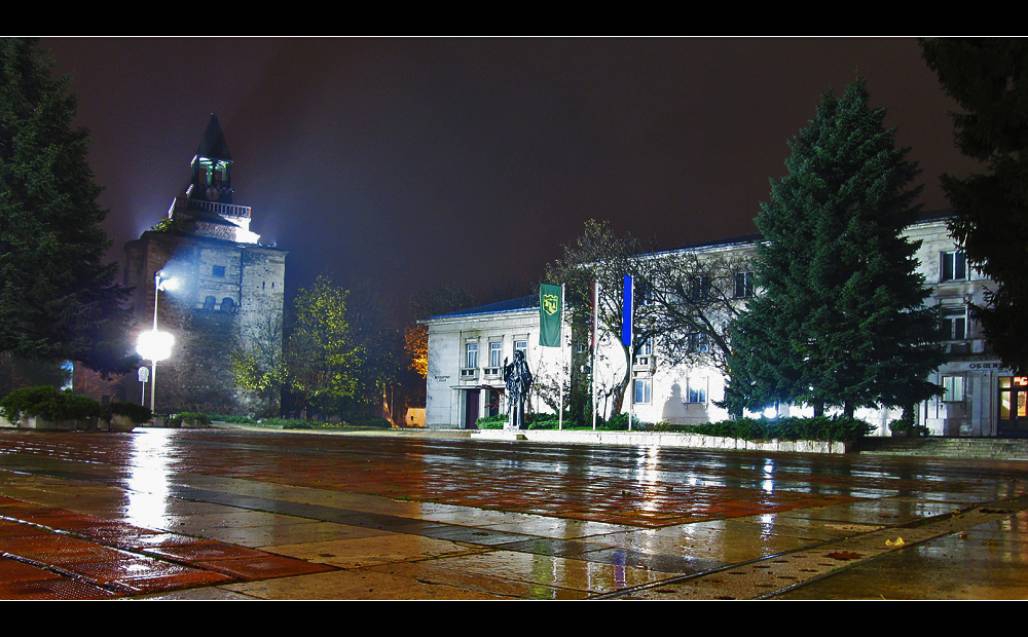 Враца нощем в мъгла