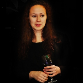 дамата с чашата