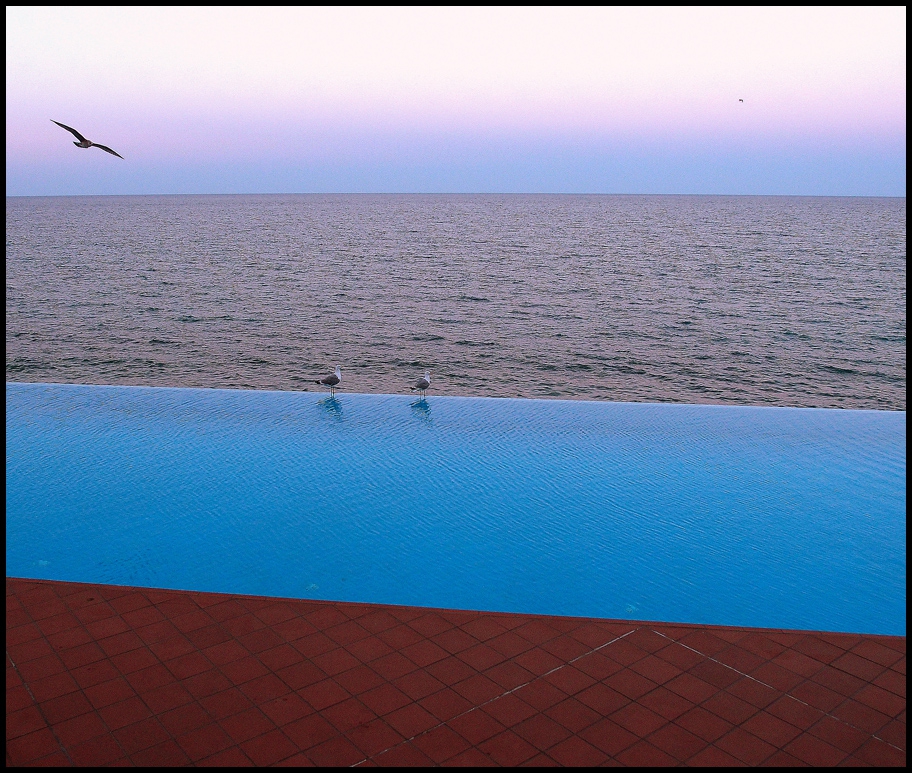 Морето под небето, водата, земята ...
