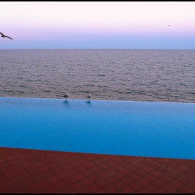 Морето под небето, водата, земята ...