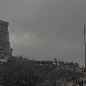 ПРИТЪМНЯ, ДУХНА БУРЕН ВЯТЪР, ЗАВЯЛЯ ТЪНАК СНЕЖЕЦ, АЛА БЪЛГАРИТЕ ПРИИЖДАХА КАТО МРАВКИ НА ВЪРХА...