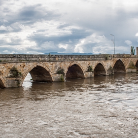 Старият мост посреща пролетните води на Марица