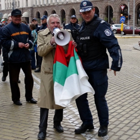 В прегръдката на властта