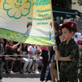 Може би бъдещи войници, като техните родители!