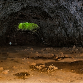 Лавата е образувала много вулканични пещери и тунели - на излизане от Barkers Cave