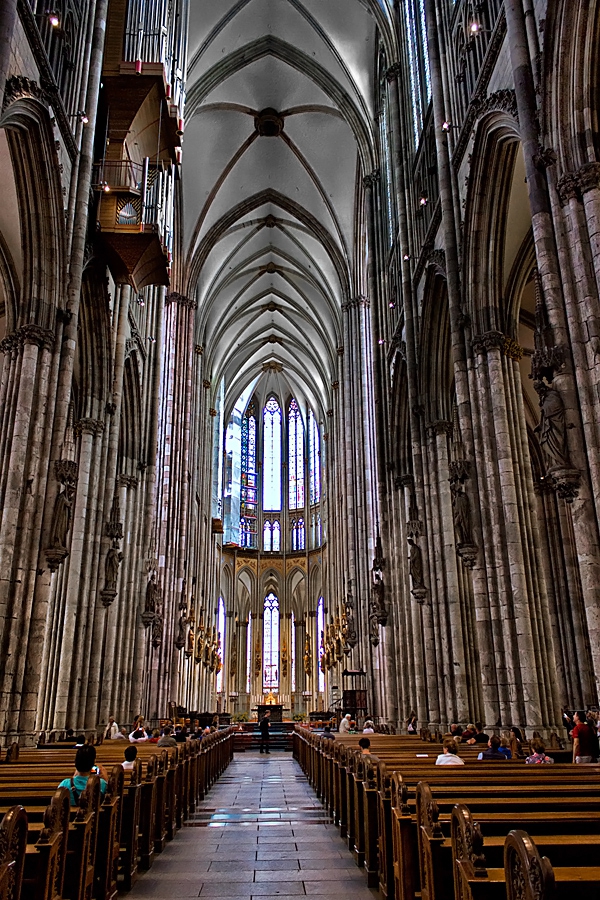 Една кратка фоторазходка в и около Катедралата в Кьолн (Koelner Dom) - снимка 4: част от основният кораб на Катедралата