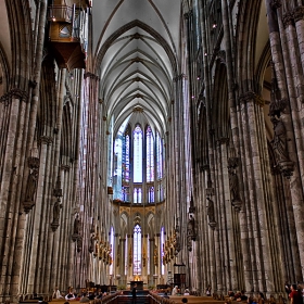 Една кратка фоторазходка в и около Катедралата в Кьолн (Koelner Dom) - снимка 4: част от основният кораб на Катедралата