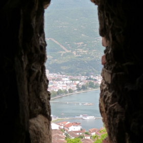 През амбразурата.