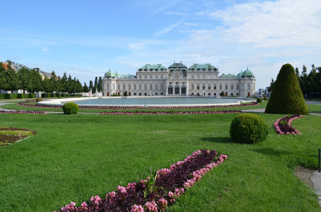 Виена