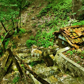 Аязмото край параклиса в гората