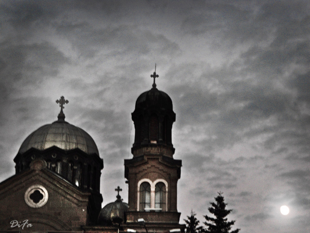 Луната изгрява