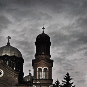 Луната изгрява