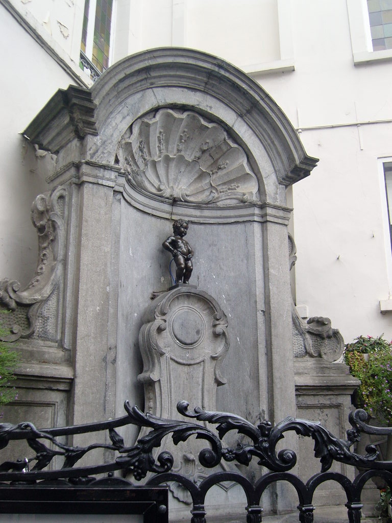 MANNEKEN PIS-измислили си хората пикльо и си правят туризъм на гърба му