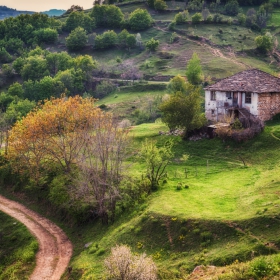 Селски път, къща и едно невероятно приключение