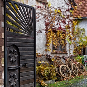 Поглед зад портата- Einselthum, близо до Kirchheimbolanden, Germany