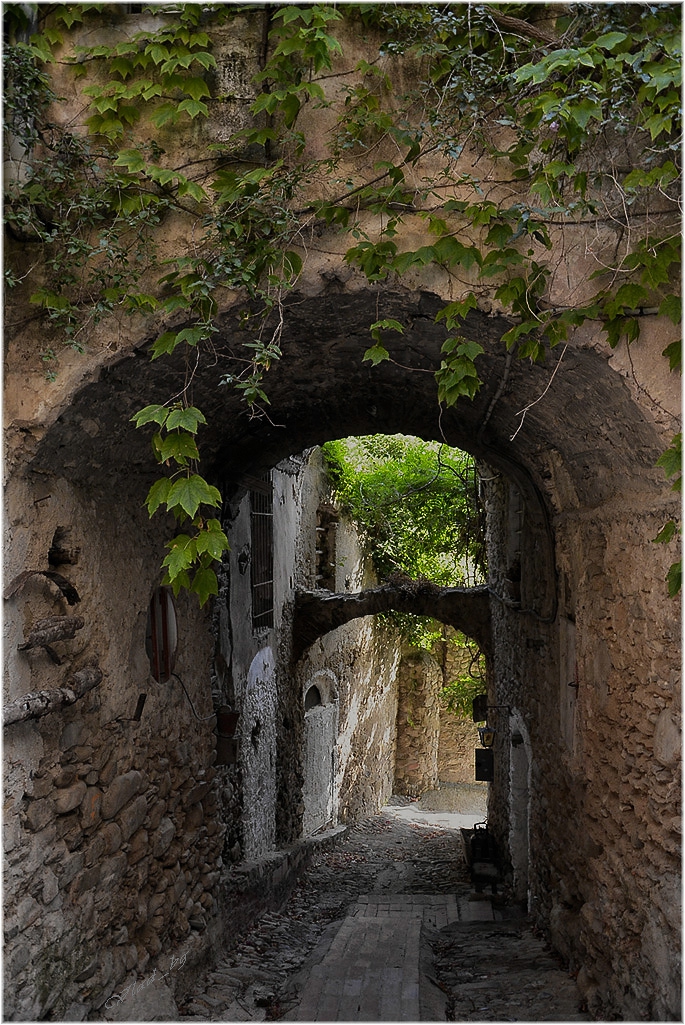 По улиците на изоставеното село  Bussana Vecchia, Italy