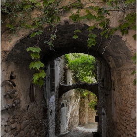 По улиците на изоставеното село  Bussana Vecchia, Italy