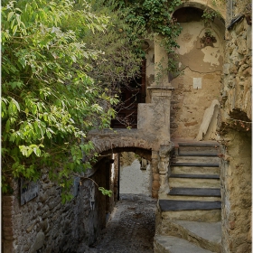 По улиците на изоставеното село  Bussana Vecchia, Italy