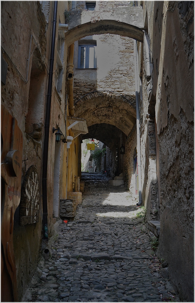 По улиците на Bussana Vecchia, Italy