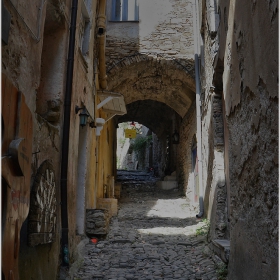 По улиците на Bussana Vecchia, Italy