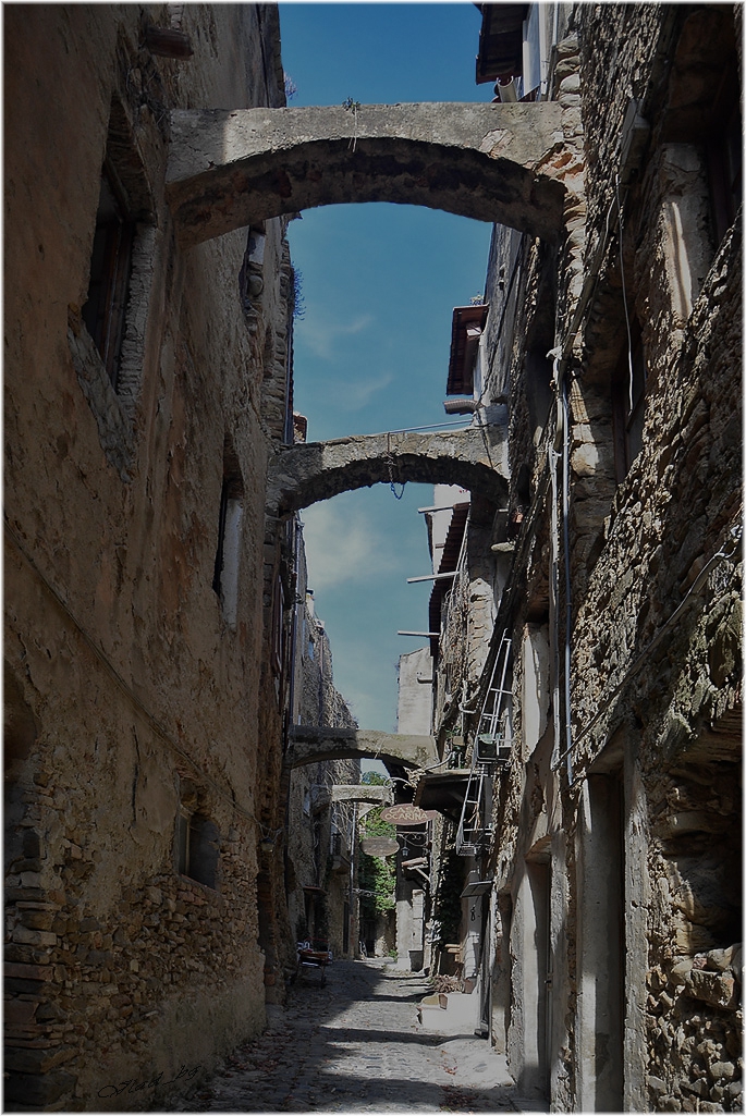 По улиците на изоставеното село Bussana Vecchia, Italy