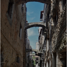 По улиците на изоставеното село Bussana Vecchia, Italy