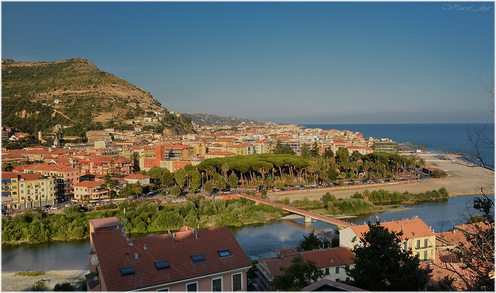 Градът в устието на река Roia, Italy