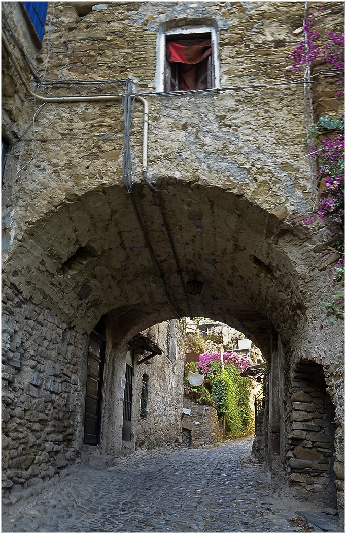 По улиците на Bussana Vecchia, Italy
