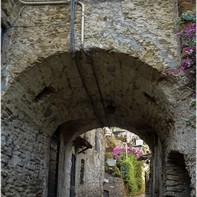 По улиците на Bussana Vecchia, Italy