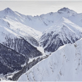 Графичните склонове на Muttler (3294 m) и Stammerspitz (3254 m)