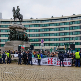 протест срещу новия външен дълг