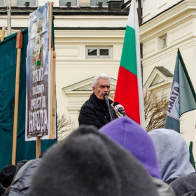 протест срещу новия външен дълг - Волен Сидеров говори пред събралите се от Перник, Пазарджик, Троян симпатизанти