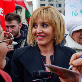 протест срещу новия външен дълг - Манолова сред протестиращите