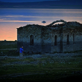 Самотната църква, лодката и фотографът...