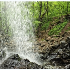 Зад пръските на водопада