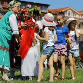 Чакай, баба да ти оправи венчето!